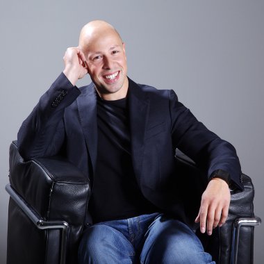 bir sandalyede kel işadamı