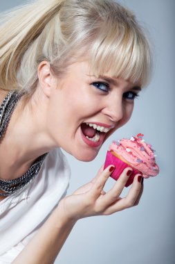 cupcake ile sarışın kız