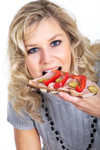 Chica rubia comiendo un sándwich — Foto de Stock