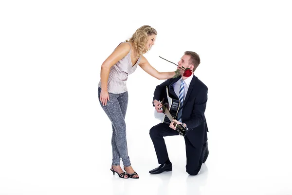 Jongen zingt en speelt gitaar voor zijn vriendin — Stockfoto