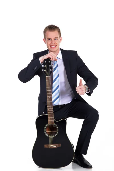 Man met een gitaar Toon een teken — Stockfoto