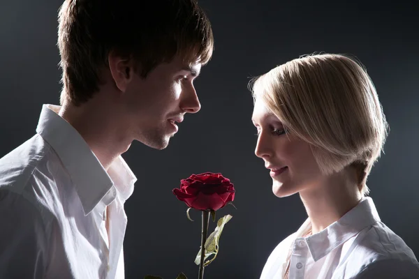 Man bloemen geven aan zijn vriendin — Stockfoto