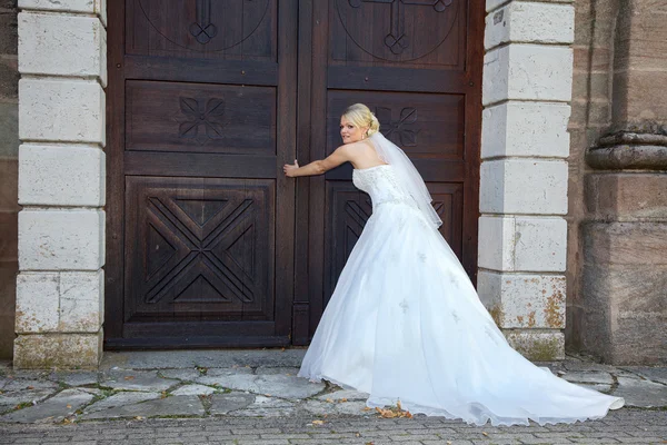 Bride open the door — Stock Photo, Image