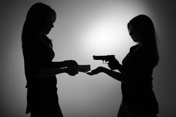 Silhuett av två tjejer med en pistol — Zdjęcie stockowe