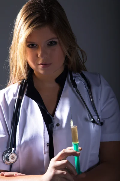 Mujer doctora con jeringa — Foto de Stock