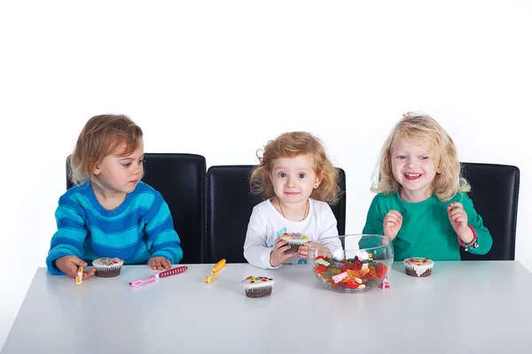 Três meninas sentadas à mesa — Fotografia de Stock