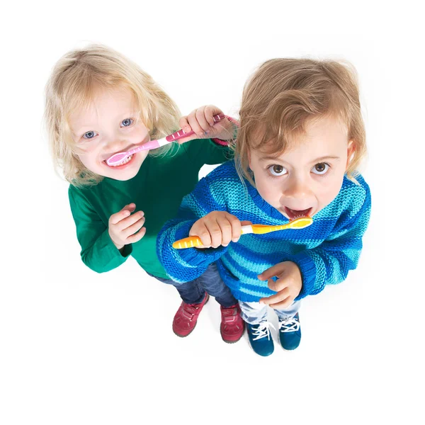 Dvě dívky kartáč jejich dostávat zuby — Stock fotografie