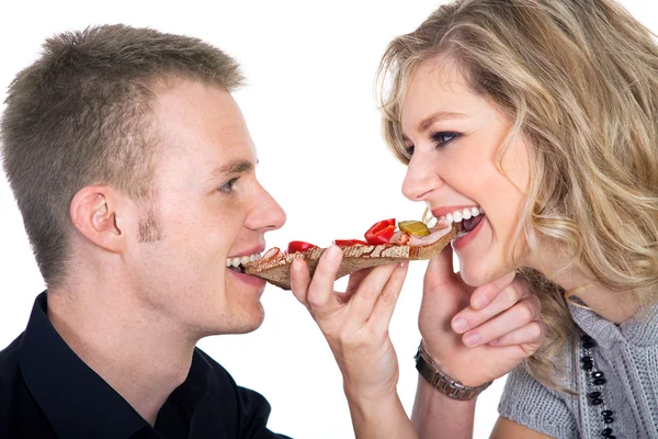 Pareja comiendo un sándwich — Foto de Stock