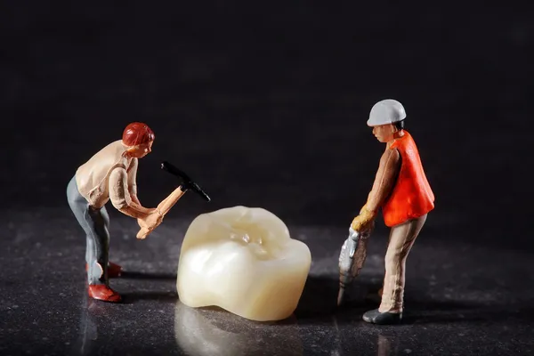 2 trabalhador da construção civil trabalhando na coroa dental — Fotografia de Stock