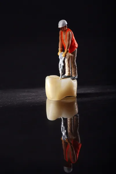 Pekerja konstruksi pada mahkota gigi — Stok Foto