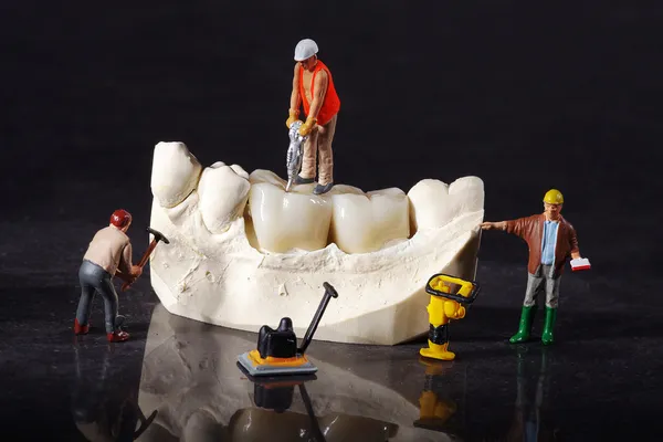 3 trabajadores de la construcción trabajando en corona dental — Foto de Stock