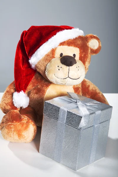 Weihnachtsbär mit Geschenkbox — Stockfoto
