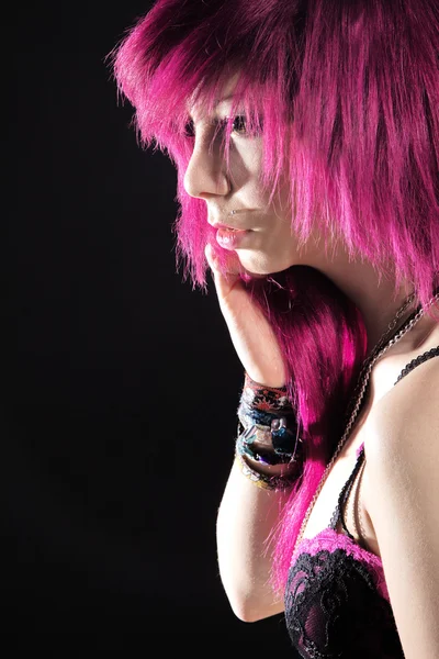 Tjejen med rosa hår — Stockfoto