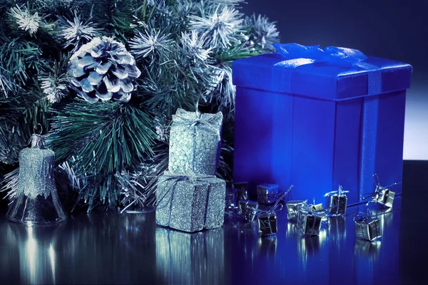 Cartão de Natal com presente azul — Fotografia de Stock