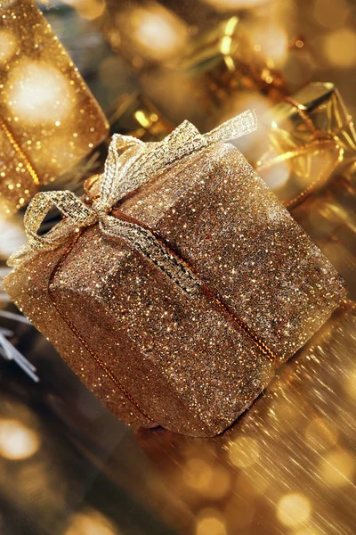 Різдвяна листівка з золотим подарунком — стокове фото
