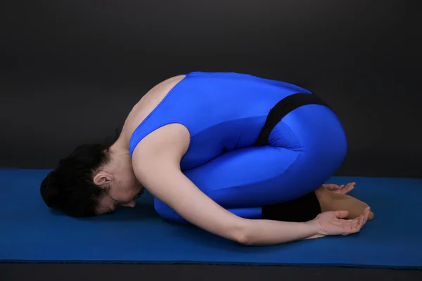 Donna che fa la posizione di yoga del bambino — Foto Stock