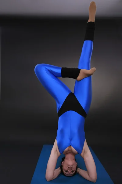 Frau macht Yoga Kopfstand-Baum des Lebens — Stockfoto