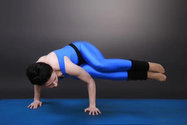 Vrouw doen yoga kant kraai — Stockfoto