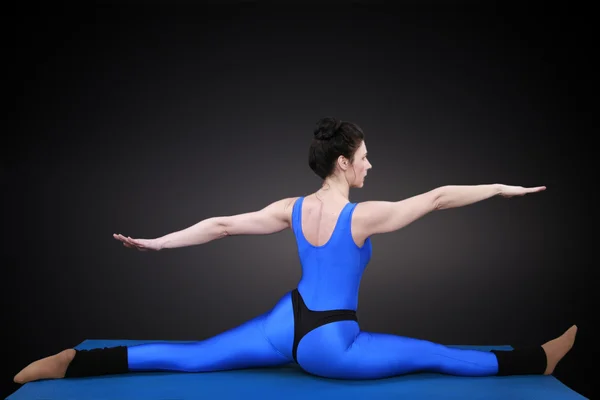 Mujer haciendo yoga equilibrio acto por detrás —  Fotos de Stock