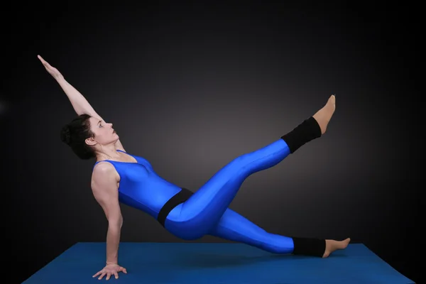 Woman doing yoga Diagonal Inclined Plane — Stock Photo, Image