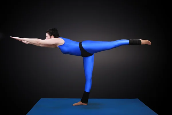 Kadın Yoga mum yapmak — Stok fotoğraf