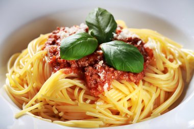 et, domates sosu ve sebze ile makarna