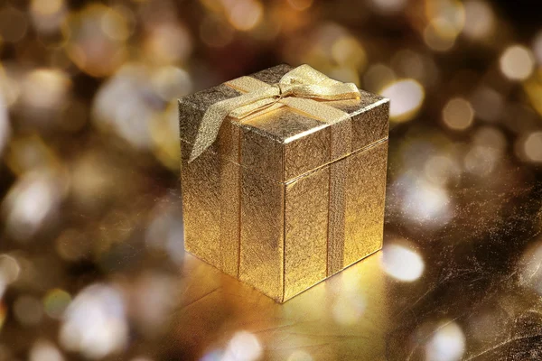 Caja de regalo oro — Foto de Stock