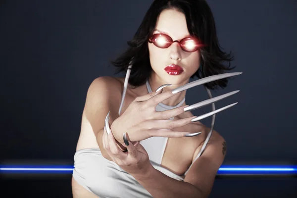 Futuristische vrouw met lange vingernagels — Stockfoto