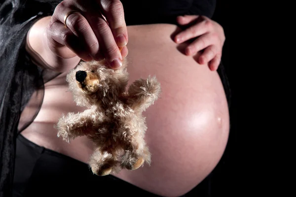 怀泰迪熊的孕妇 — 图库照片