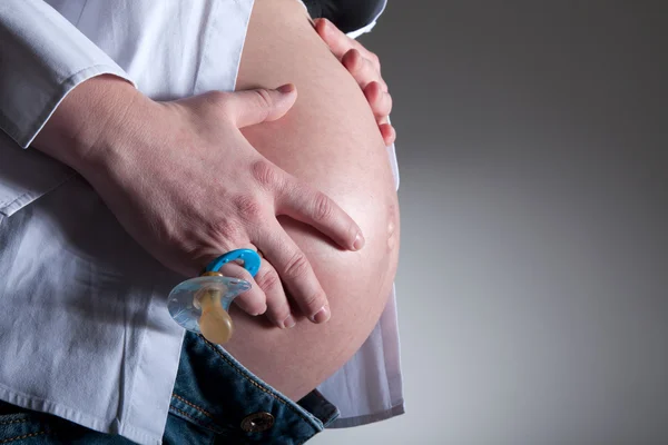 Mujer embarazada con chupete — Foto de Stock