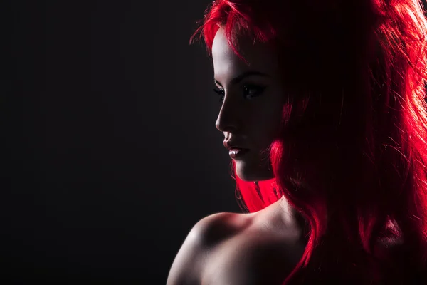 Красивая рыжая сексуальная женщина — стоковое фото