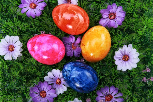 草上彩斑斓的复活节彩蛋 — 图库照片