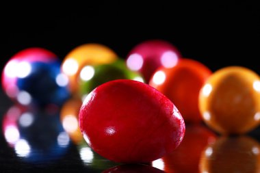 ön planda kırmızı Paskalya yortusu yumurta