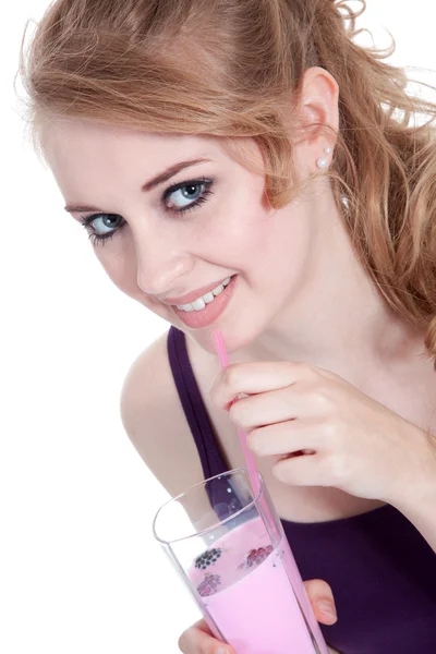 Mujer joven bebiendo leche con el deporte — Foto de Stock