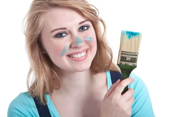 Ung kvinna med pensel och blå färg — Stockfoto