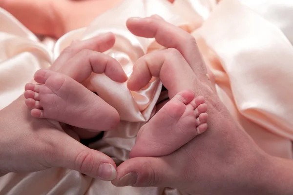 Señal con piernas de bebé —  Fotos de Stock