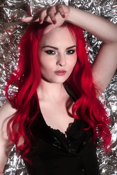 Kızıl saçlı kadını duvara baştan çıkarıcı rahatlatıcı — Stok fotoğraf