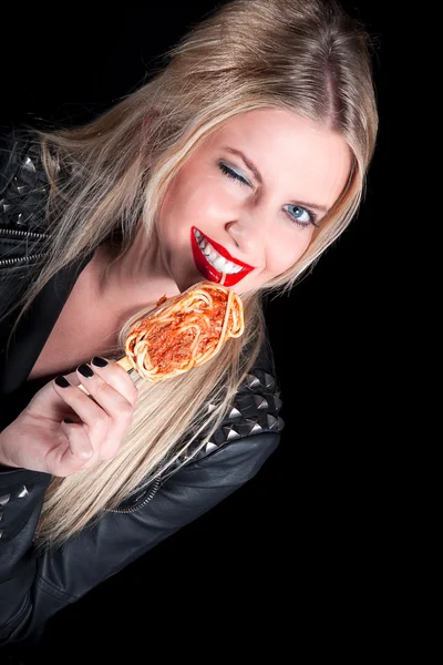 Giovane donna bionda con spaghetti ghiaccio sembra divertente — Foto Stock