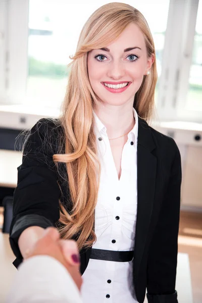 Businesswoman shakes hands with companion — Stock Photo, Image