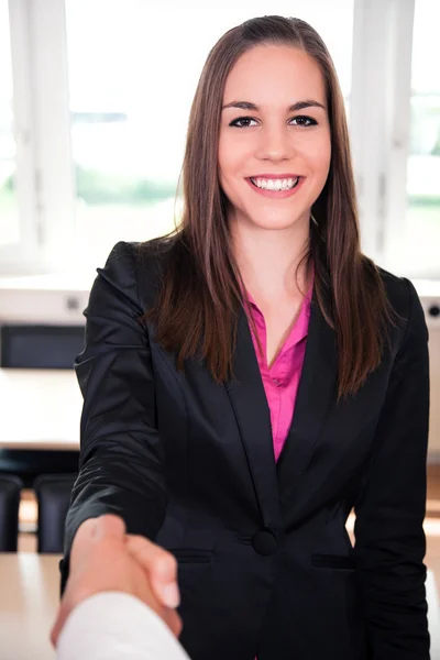 Zakenvrouw schudt handen met metgezel — Stockfoto