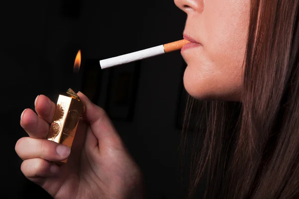 Dziewczyna opalanie się papierosa — Zdjęcie stockowe