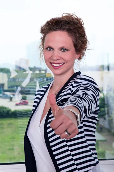Businesswoman showing sign — Stock Photo, Image