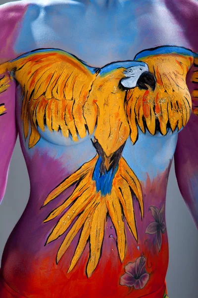 Flicka med bodypainting, bröst bröstvårta censureras — Stockfoto