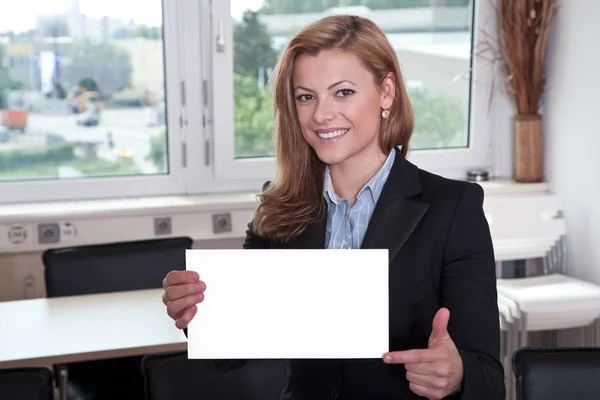 Geschäftsfrau mit weißer Karte — Stockfoto