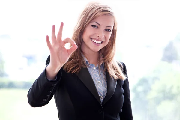 Mujer de negocios mostrando signo — Foto de Stock