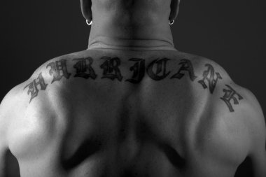 sırtında dövmesi olan adam