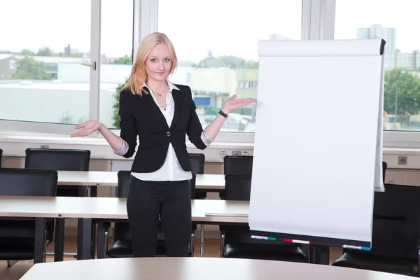 Zakenvrouw verspreidt zijn armen in de buurt van een whiteboard — Stockfoto