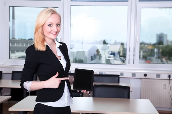 Businesswoman shows tablet — Stock Photo, Image