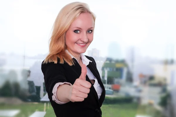 Mujer de negocios mostrando signo — Foto de Stock