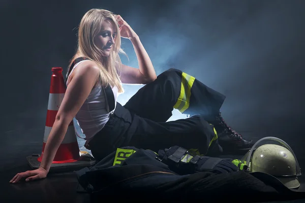 Menina bombeiro — Fotografia de Stock